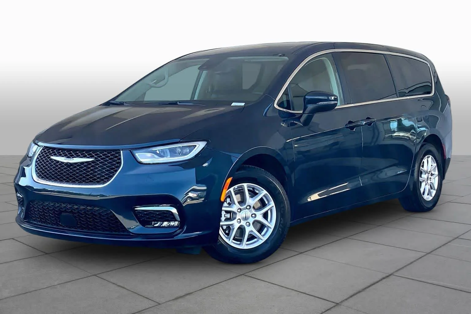 2023 Chrysler Pacifica Touring L's photo