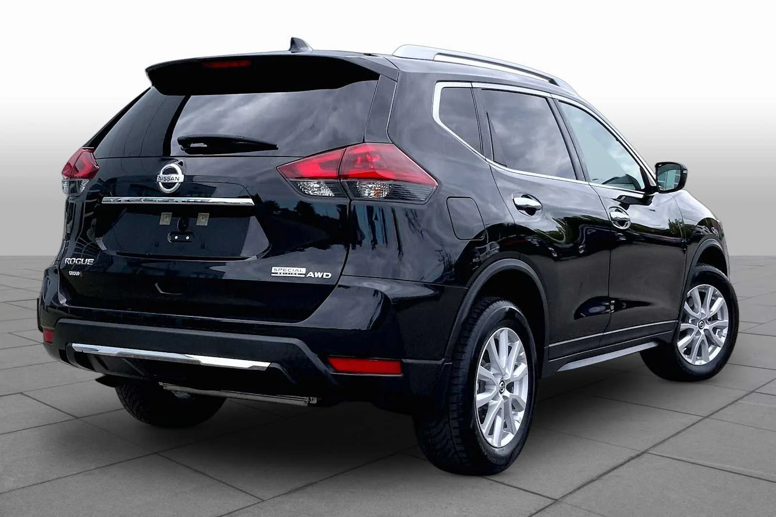 Used 2020 Magnetic Black Pearl Nissan S image 13
