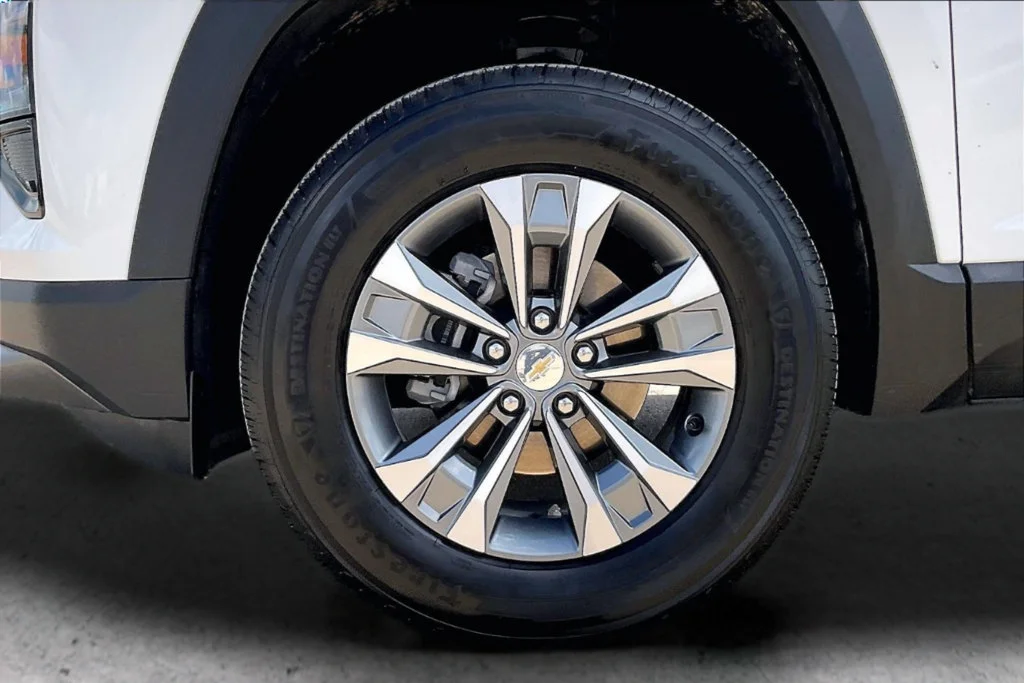 Used 2026 Summit White Chevrolet LT image 32
