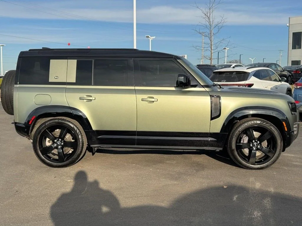 Used 2022 Green Land Rover X-Dynamic HSE image 2