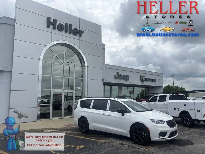 Used 2025 Bright White Clearcoat Chrysler Limited image 1