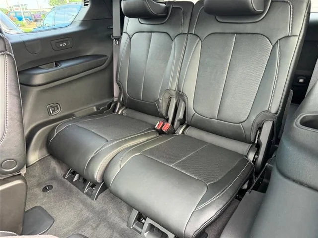 New 2026 Baltic Gray Metallic Clear-Coat Exterior Paint Jeep Limited Reserve image 9