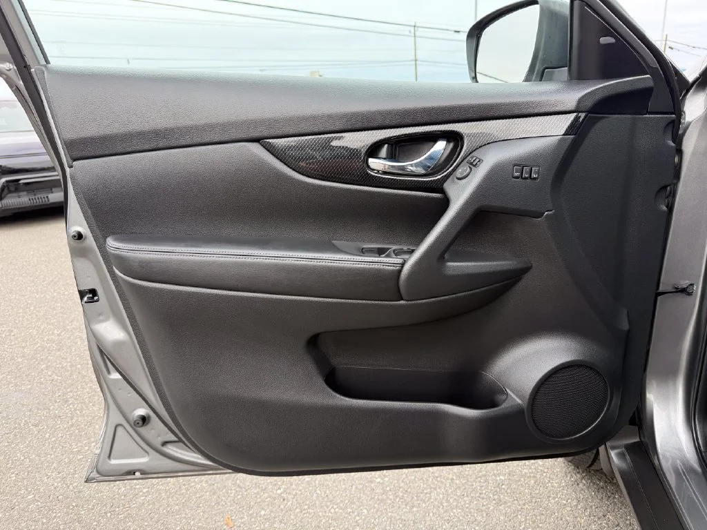 Used 2017 Gun Metallic Nissan SL image 19