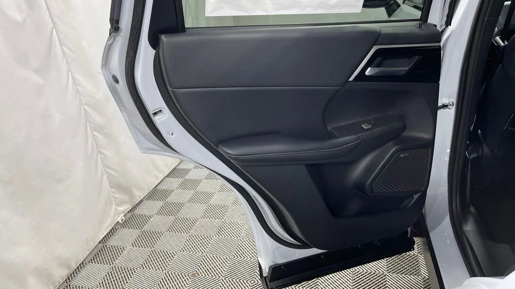 New 2026 White Diamond/Black Roof Mitsubishi TRAIL EDITION S-AWC image 29