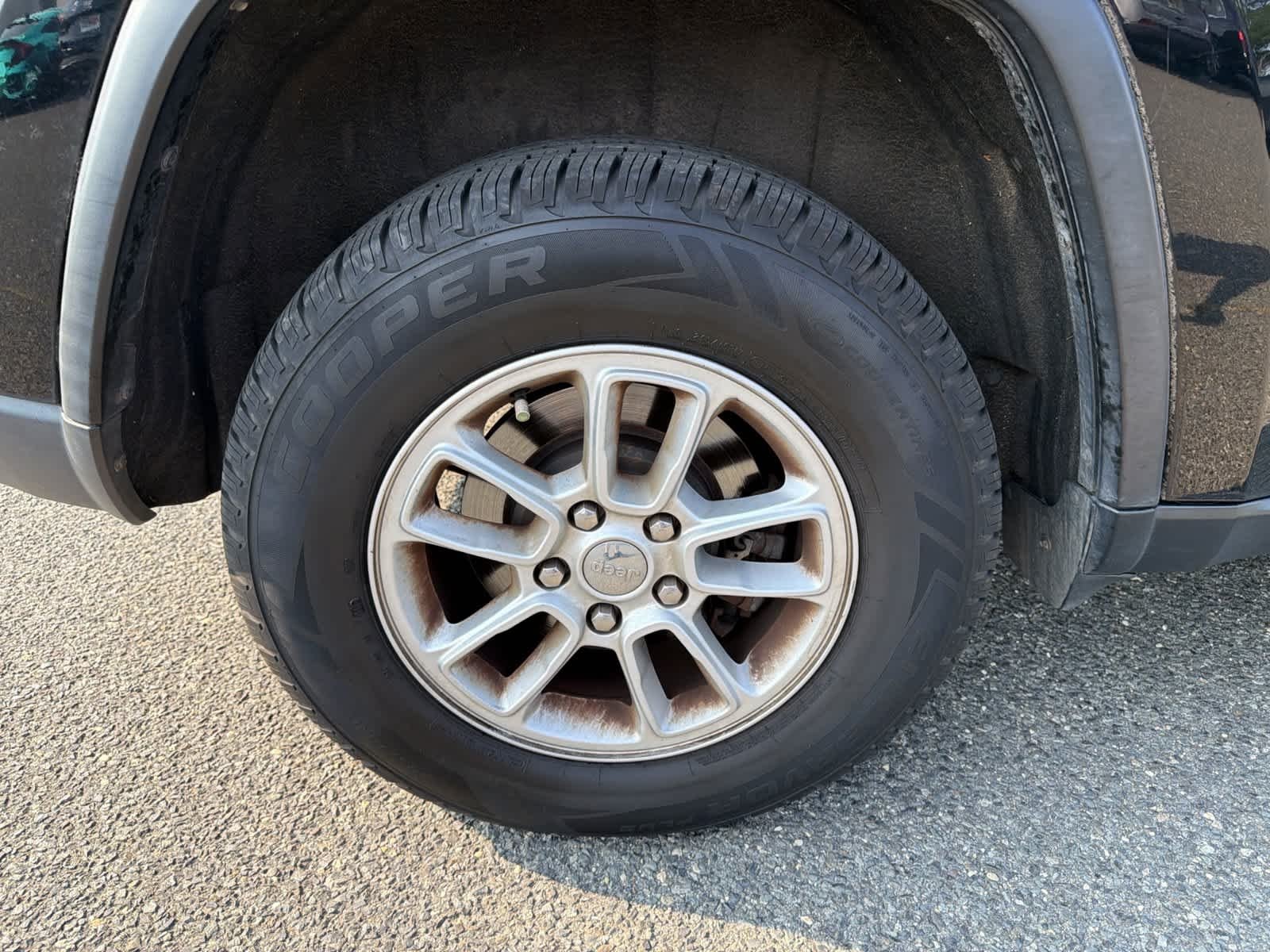 Used 2018 Diamond Black Crystal Pearlcoat Jeep Laredo E image 23