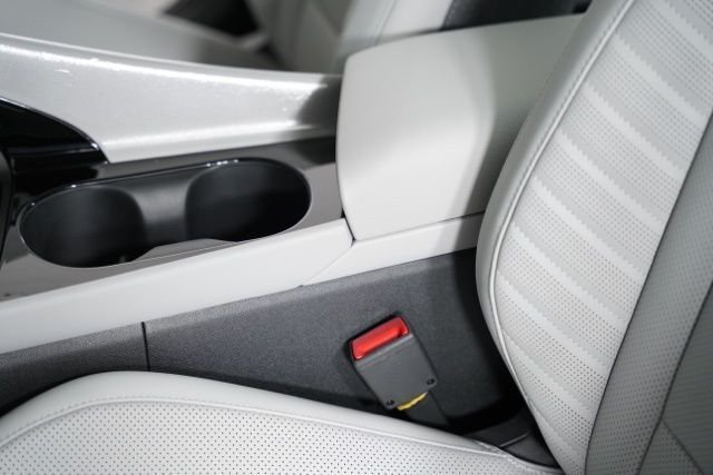 2025 Hyundai Elantra Limited - Photo 26