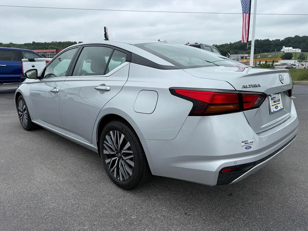 Used 2024 Silver Nissan 2.5 SV image 5