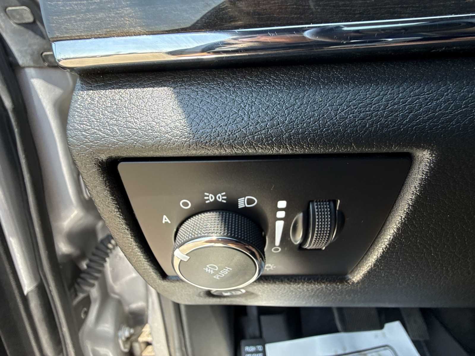 Used 2018 Silver Jeep Overland 4x4 image 18