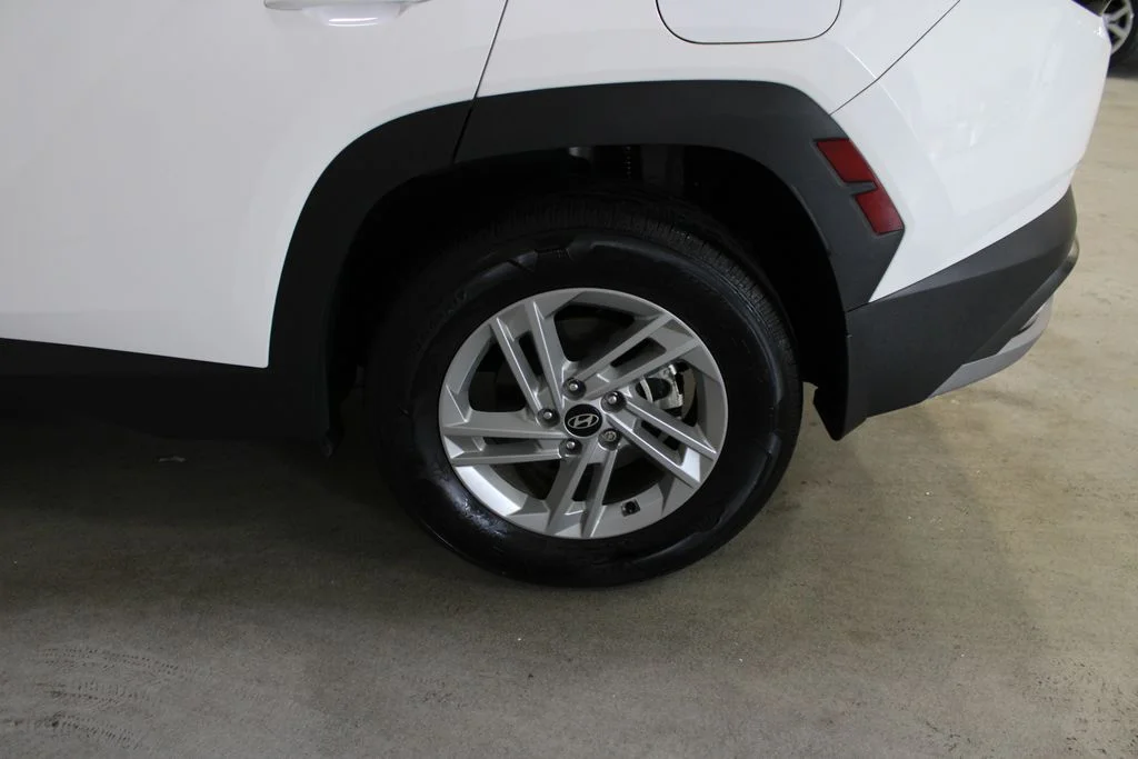 Used 2025 White Hyundai SE image 31