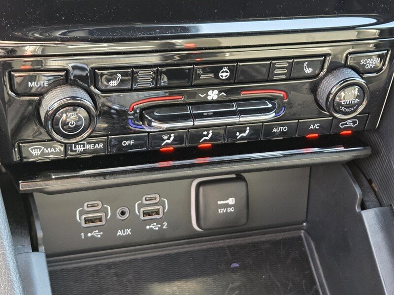 Used 2025 White/off-white Jeep  image 33