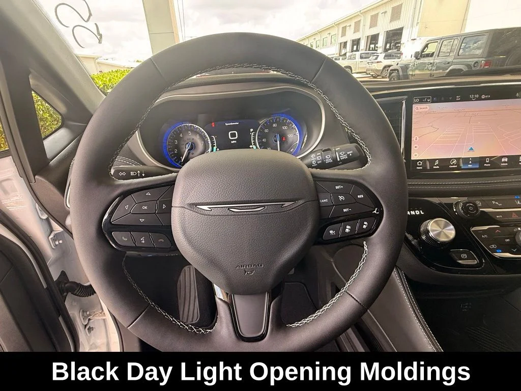 New 2027 Bright White Clear-Coat Exterior Paint Chrysler Limited image 23
