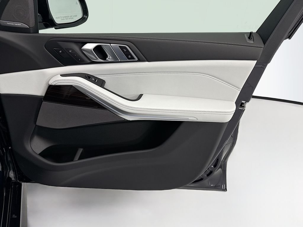 New 2026 Carbon Black Metallic BMW xDrive50e image 24
