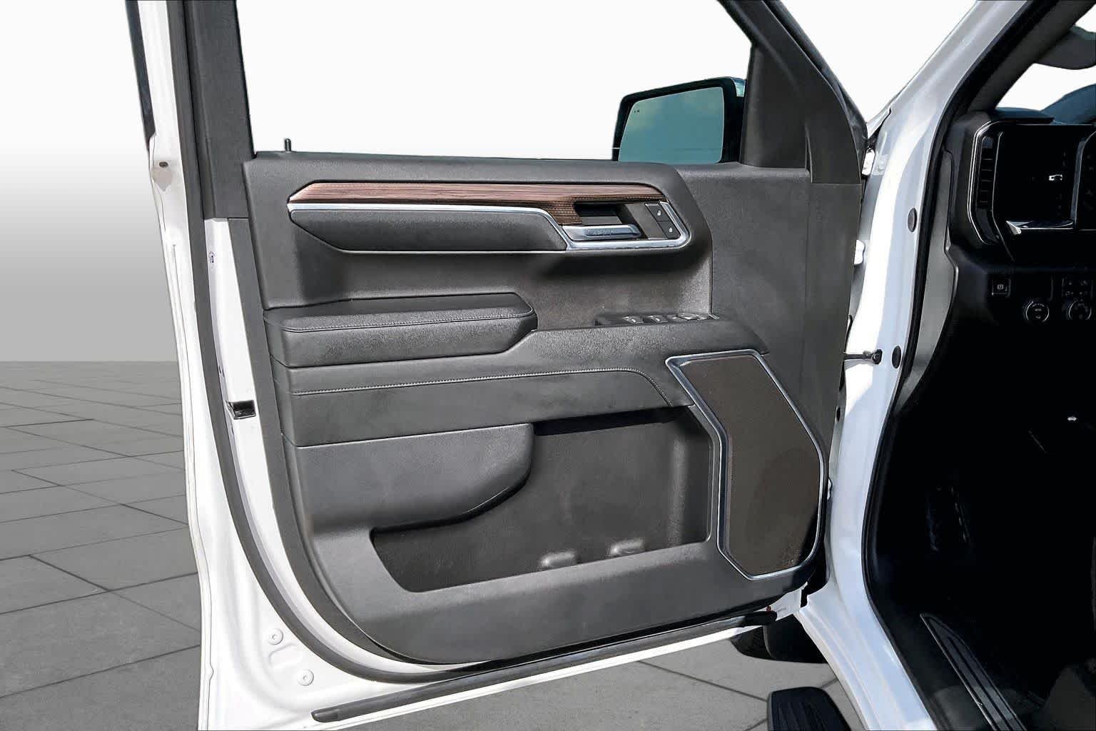 Used 2024 Summit White Chevrolet LT image 21