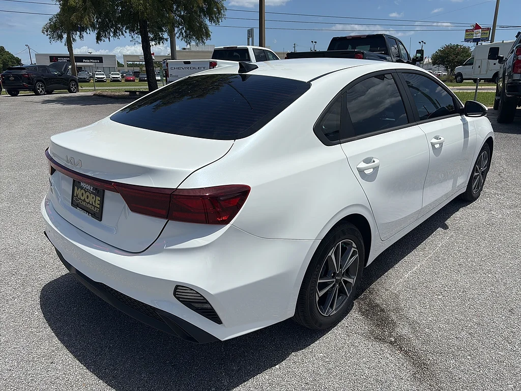 Used 2023 Snow White Pearl Kia  image 5