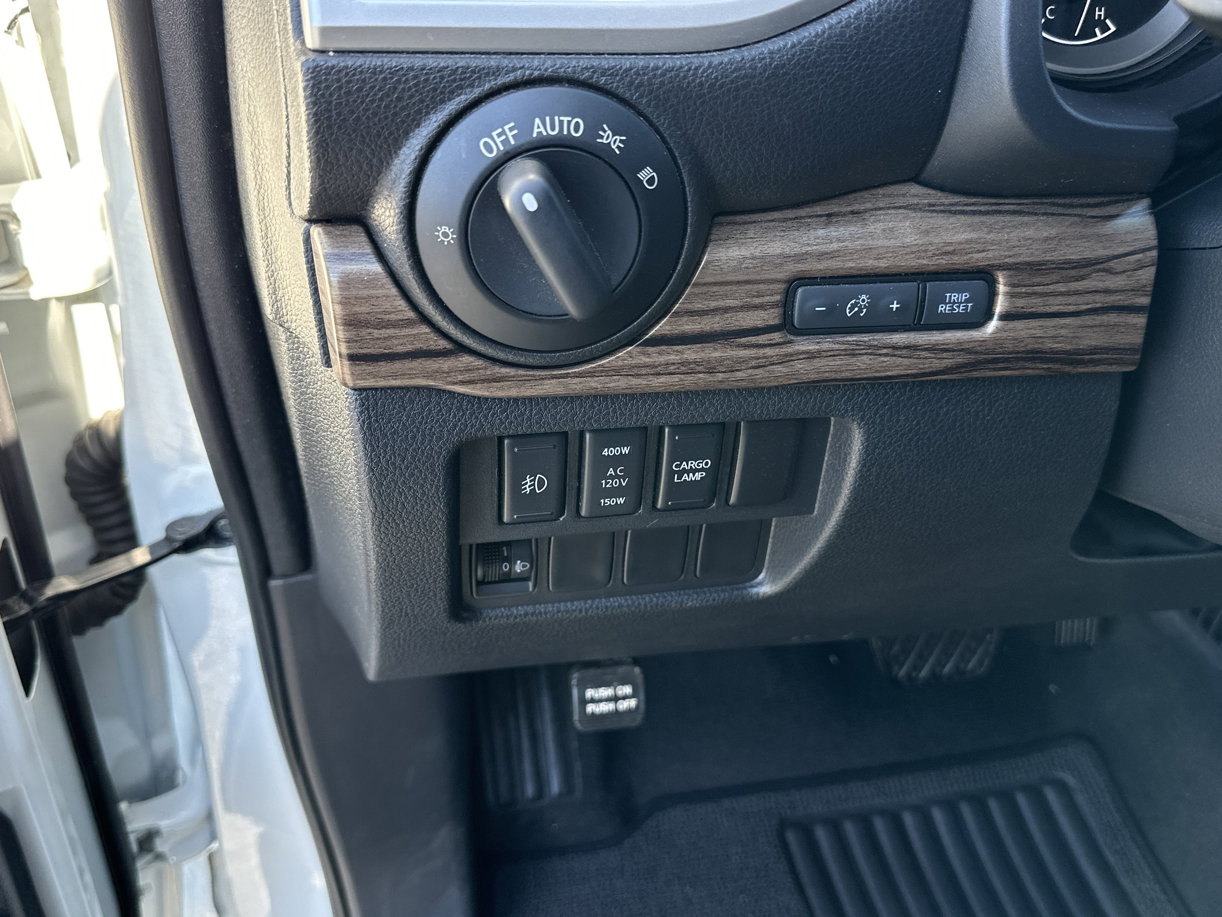 Used 2018 Pearl White Nissan SL image 28