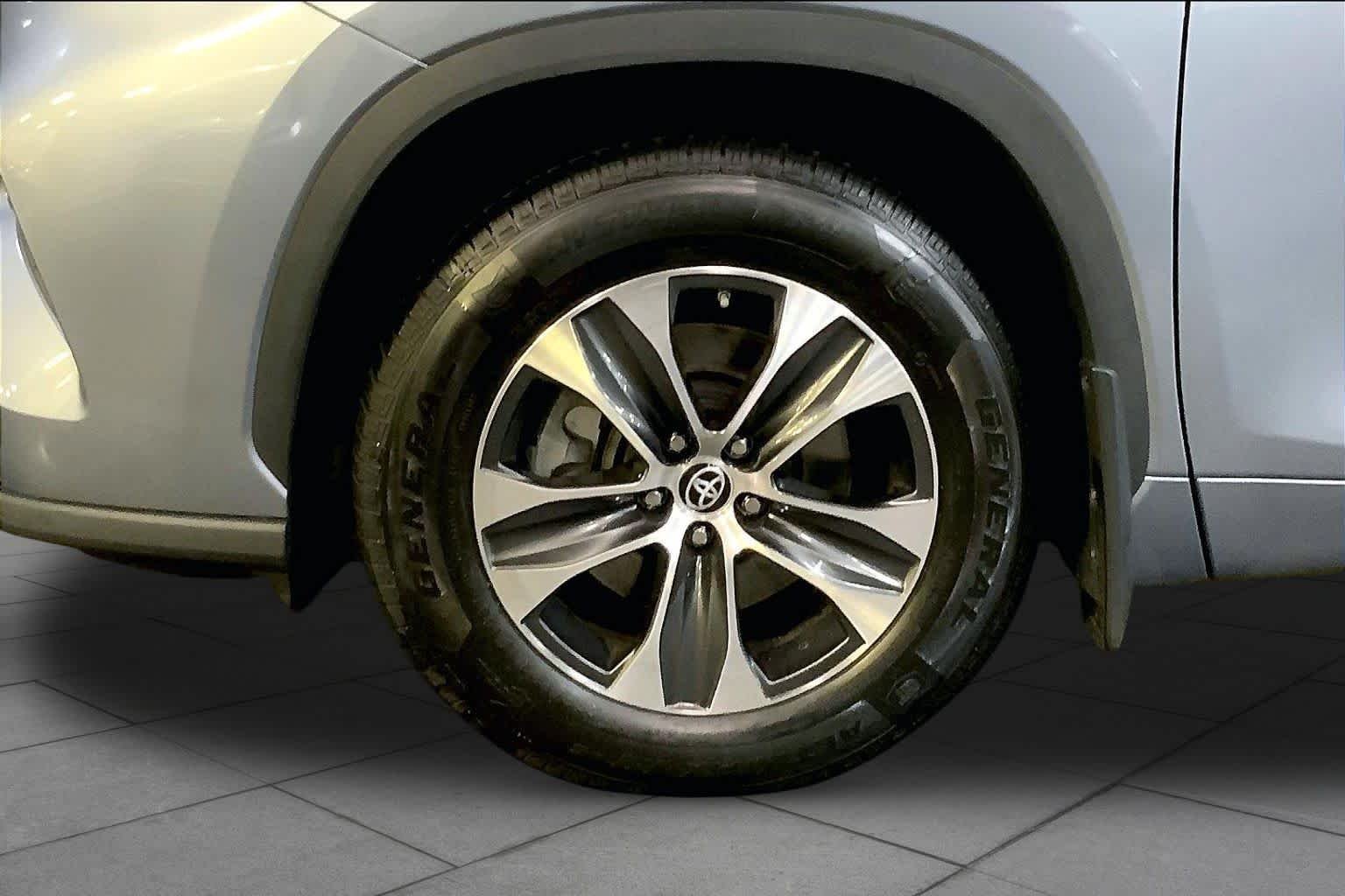 Used 2022 Moon Dust Toyota XLE image 11