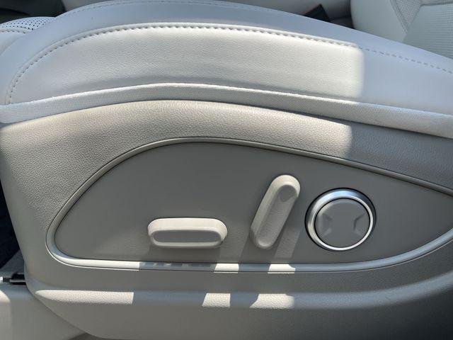 New 2026 White Hyundai Blue SEL 8P image 31