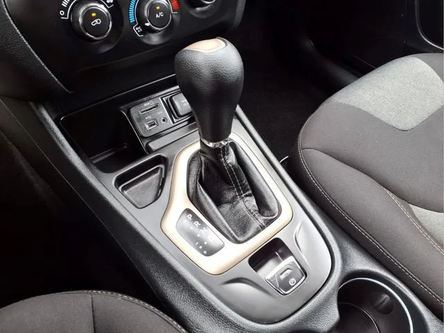 Used 2016  Jeep Altitude image 6