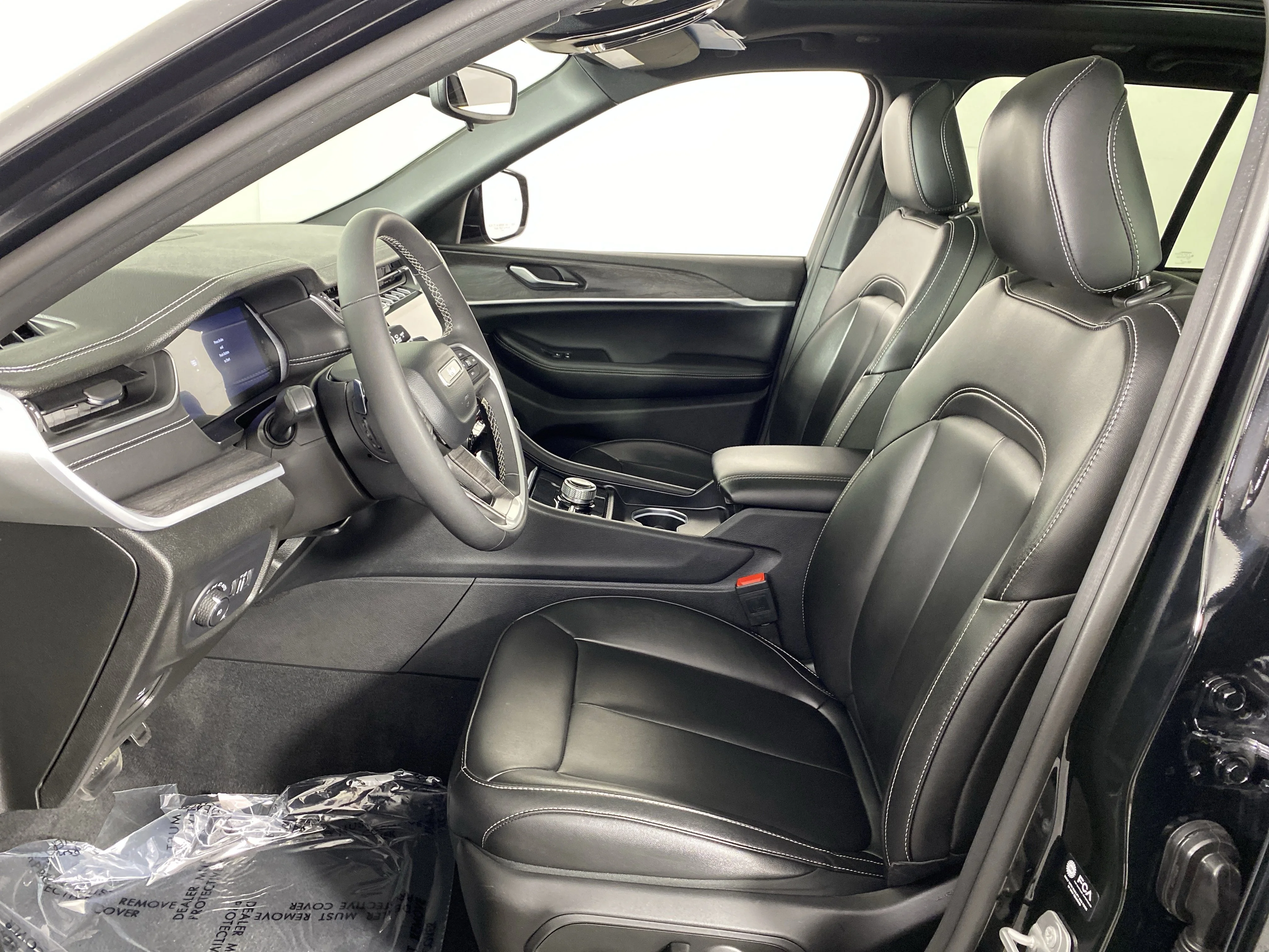 Used 2024 Diamond Black Crystal Pearlcoat Jeep Limited image 17