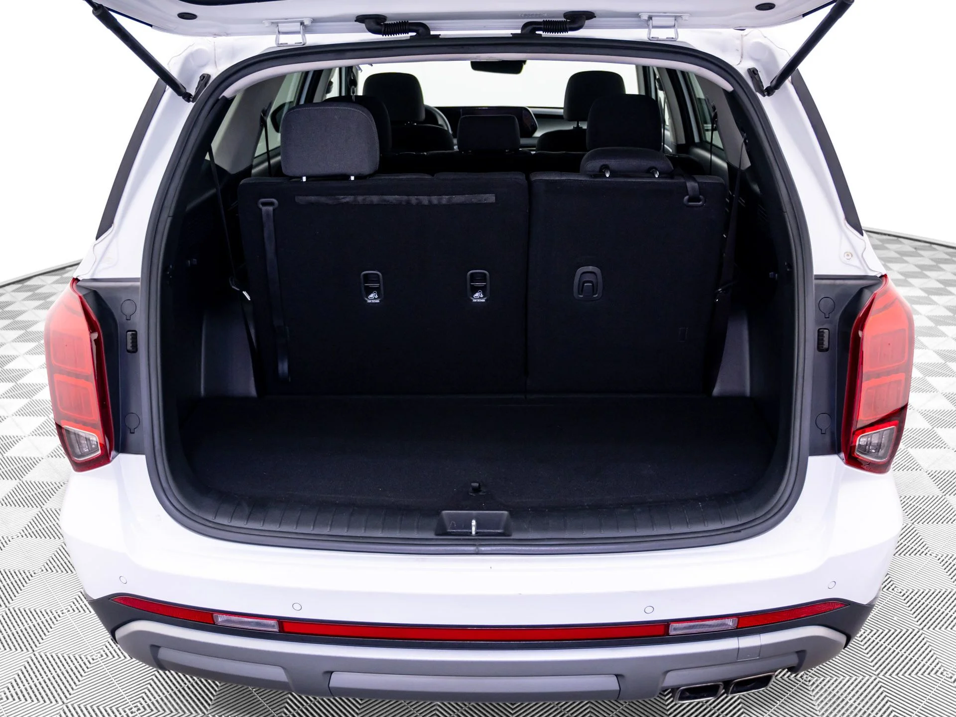 Used 2023 White Hyundai SE image 31