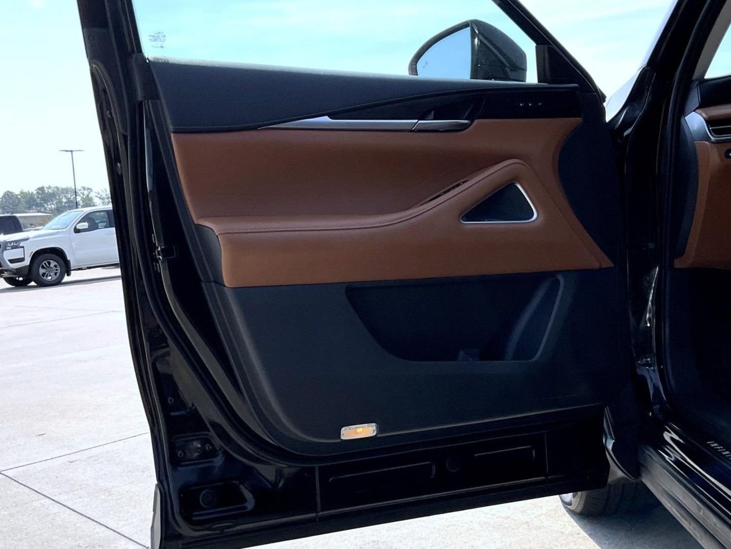 Used 2023 Black INFINITI Sensory image 9