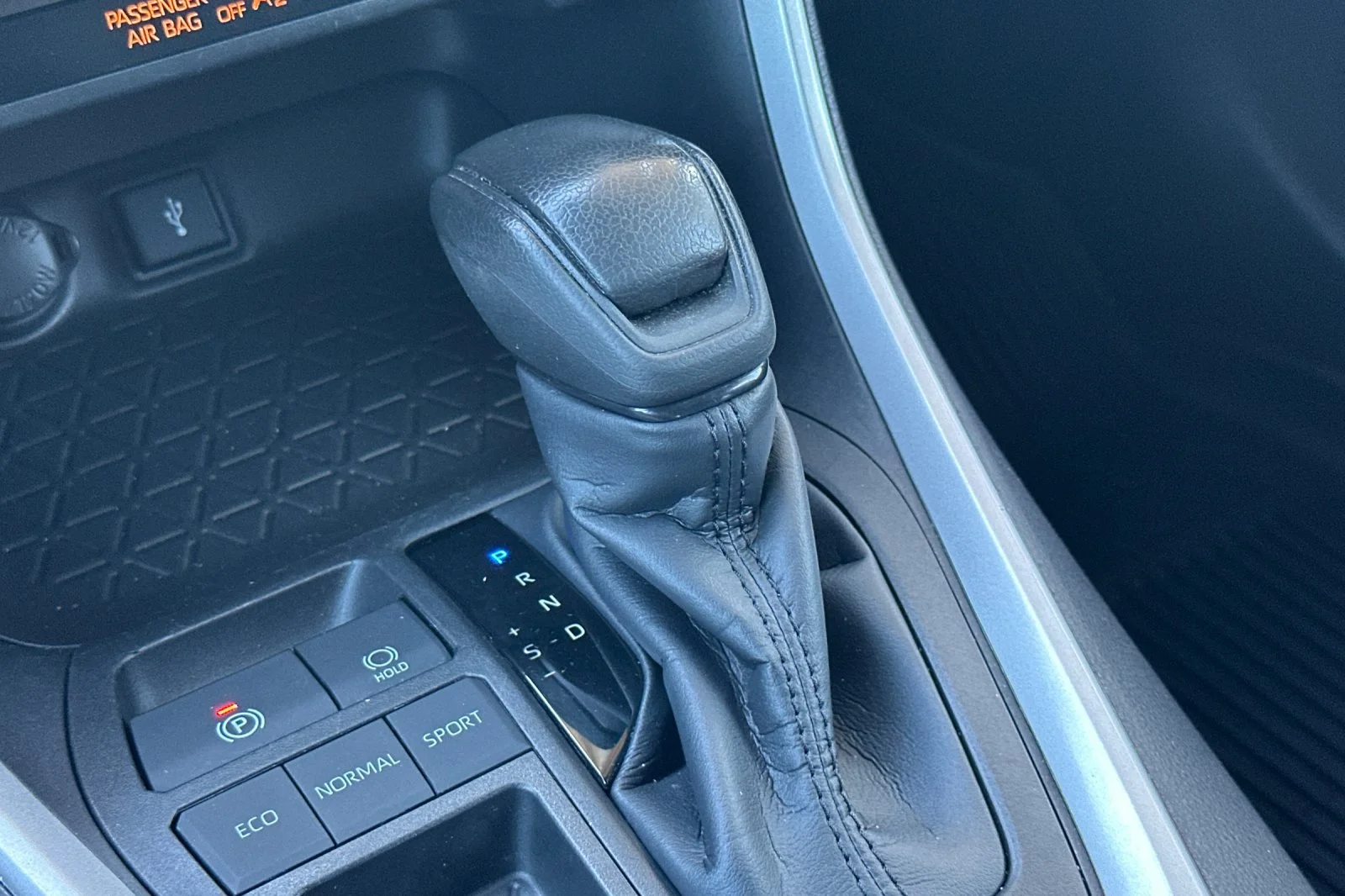 2022 Toyota RAV4 LE - Photo 27
