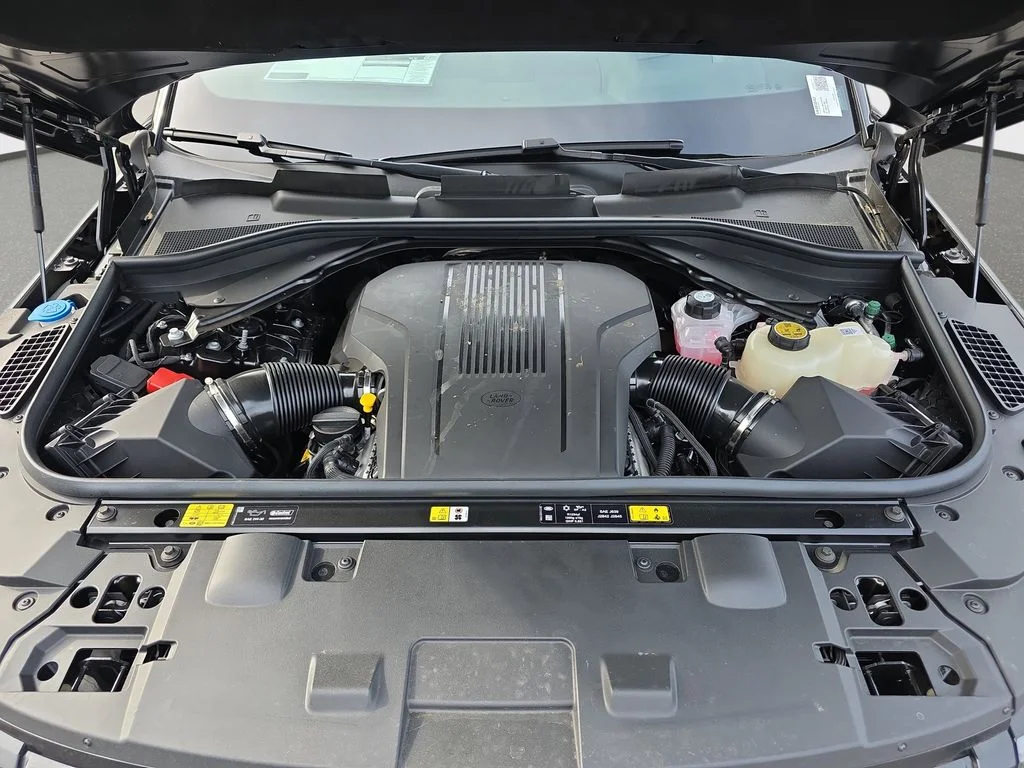 New 2025 Santorini Black LAND ROVER Dynamic SE image 32