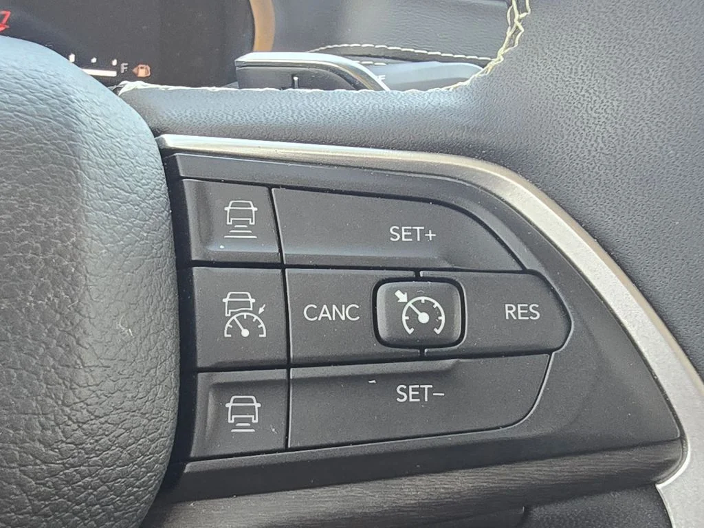 Used 2023 White Jeep Limited image 29