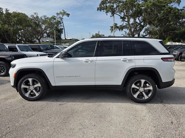 New 2026 Bright White Clear-Coat Exterior Paint Jeep Limited image 5