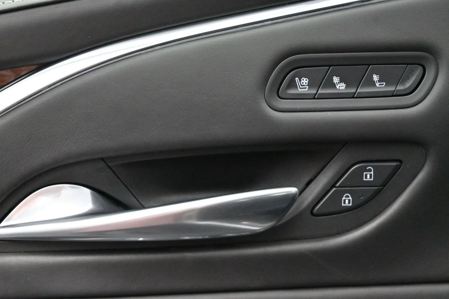 Used 2021 CRYSTAL WHITE TRICOAT Cadillac Sport Platinum image 13