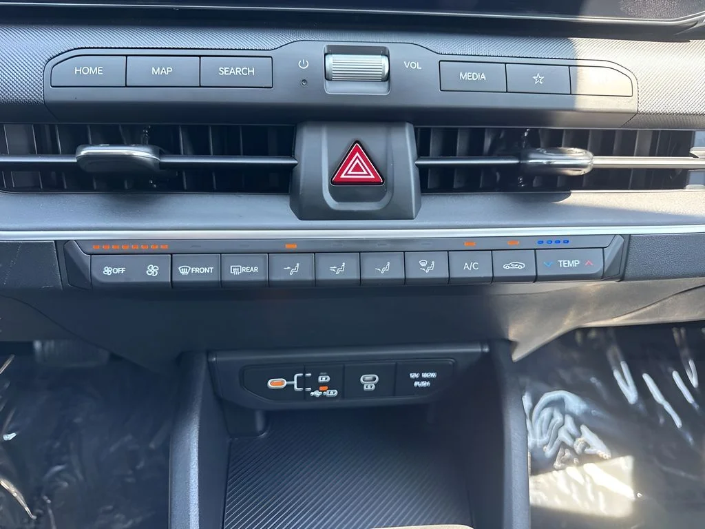 Used 2025 White Kia LXS image 18