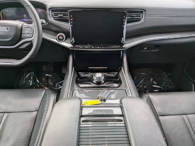 Used 2023 Gray Jeep Base image 13