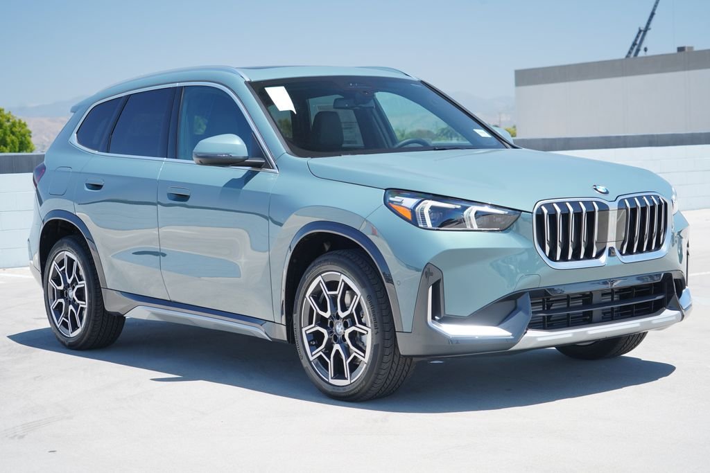 New 2026 Cape York Green Metallic BMW xDrive28i image 3