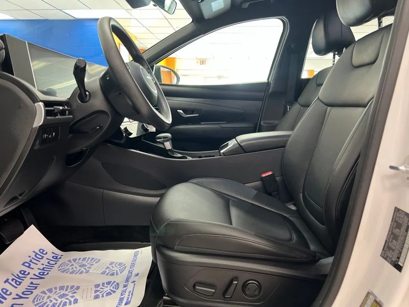 Used 2025 White Hyundai SEL image 17