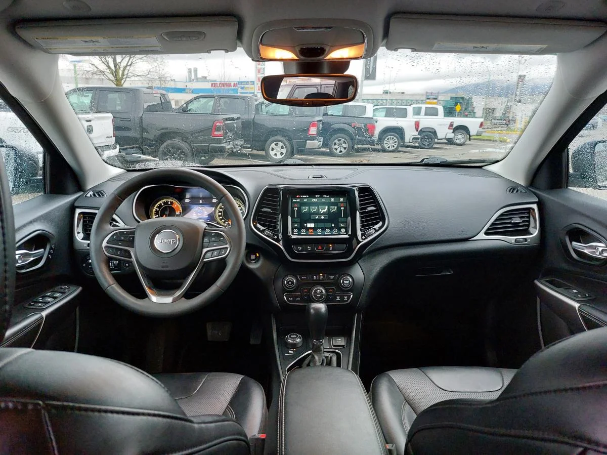 Used 2022 Grey Jeep Limited 4x4 image 12