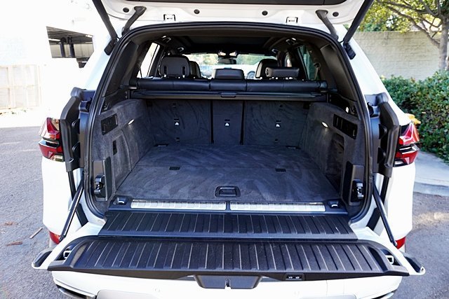 Used 2025 White BMW xDrive50e image 19