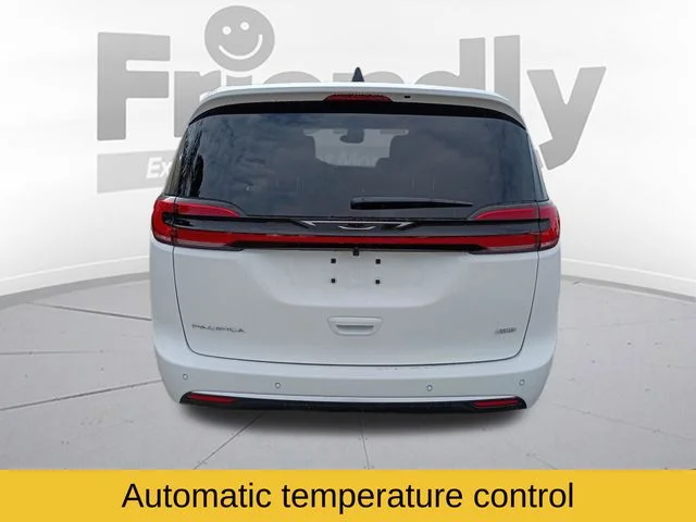 New 2027 White/off-white Chrysler Select image 6