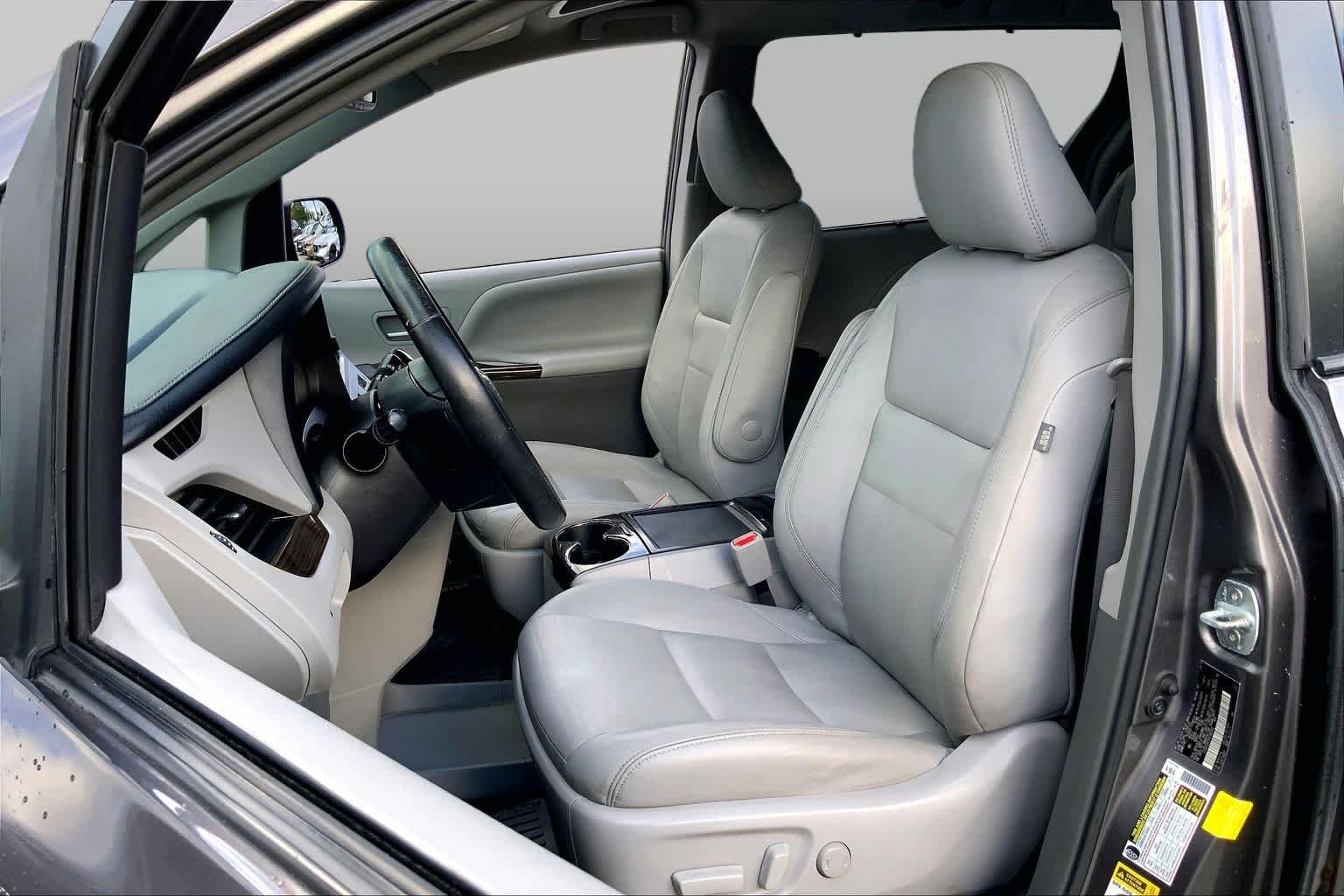 Used 2017 Predawn Gray Mica Toyota XLE Premium image 9