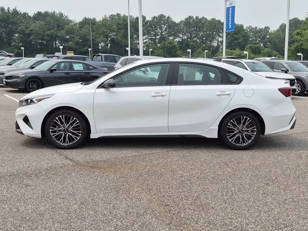Used 2024 Snow White Pearl Kia GT-Line image 6