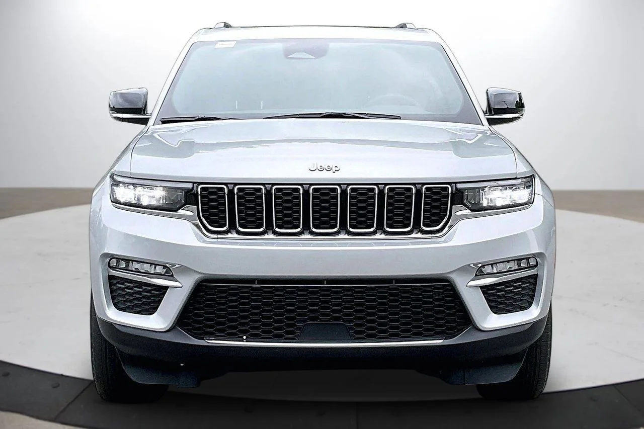 Used 2024 Silver Jeep 4xe image 3