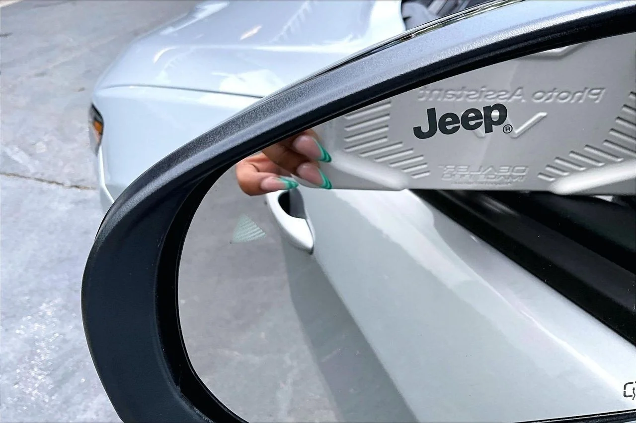 New 2026 Silver Zynith Metallic Clearcoat Jeep Latitude image 24