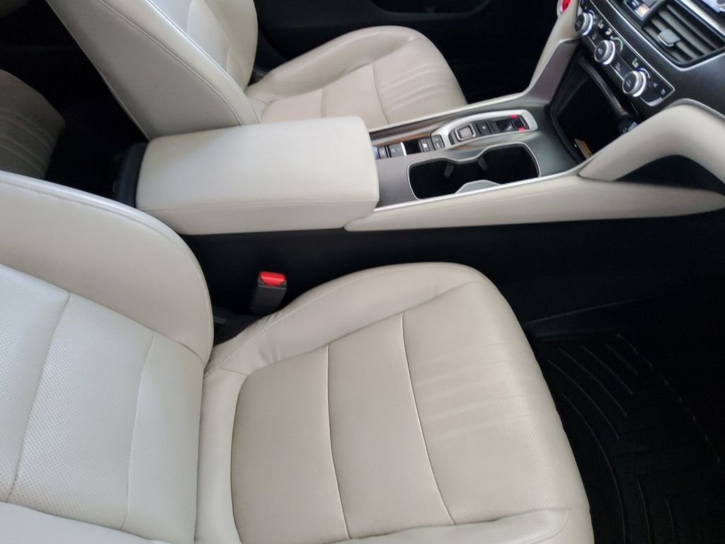 Used 2018  Honda Touring image 14