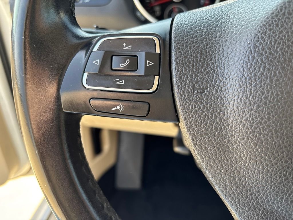 Used 2013 Candy White Volkswagen 2.5L SE image 22