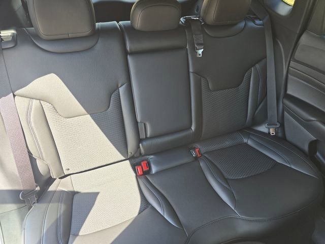 New 2026 Silver Zynith Metallic Clear-Coat Exterior Paint Jeep Latitude image 27