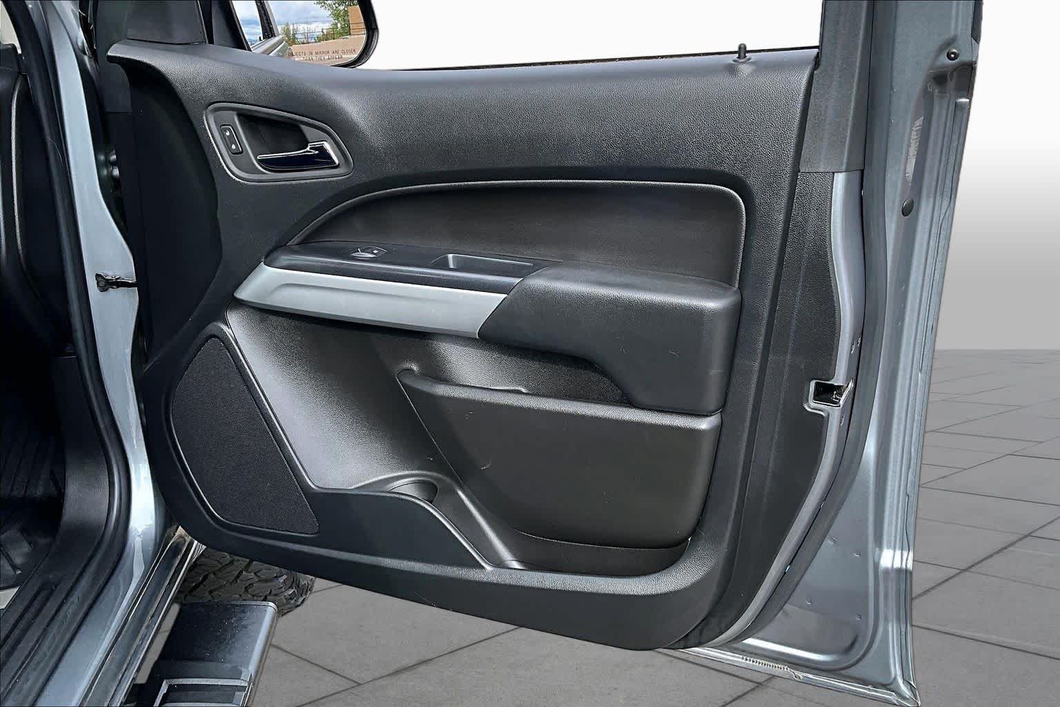 Used 2022 SATIN STEEL GRAY METALLIC Chevrolet 4WD LT image 23