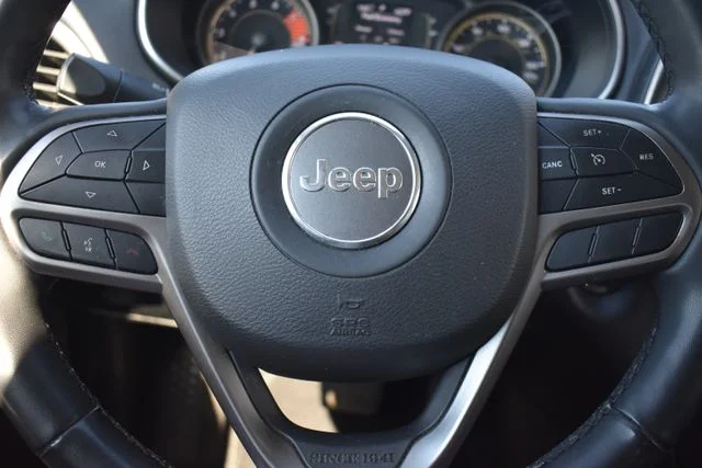 Used 2021 White Jeep Latitude Lux image 19