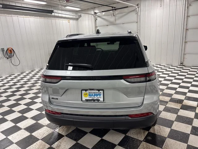 New 2026 Silver Zynith Exterior Paint Jeep Altitude image 5