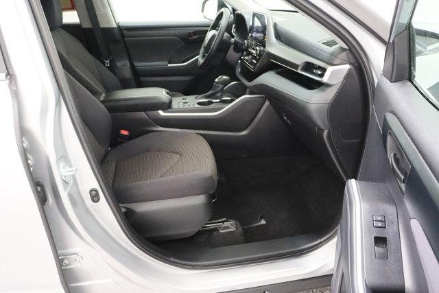2025 Toyota Highlander LE - Photo 39