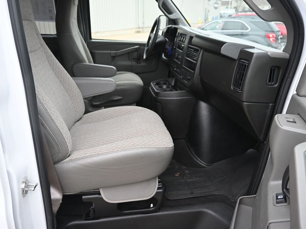 Used 2025 White Chevrolet LT image 12