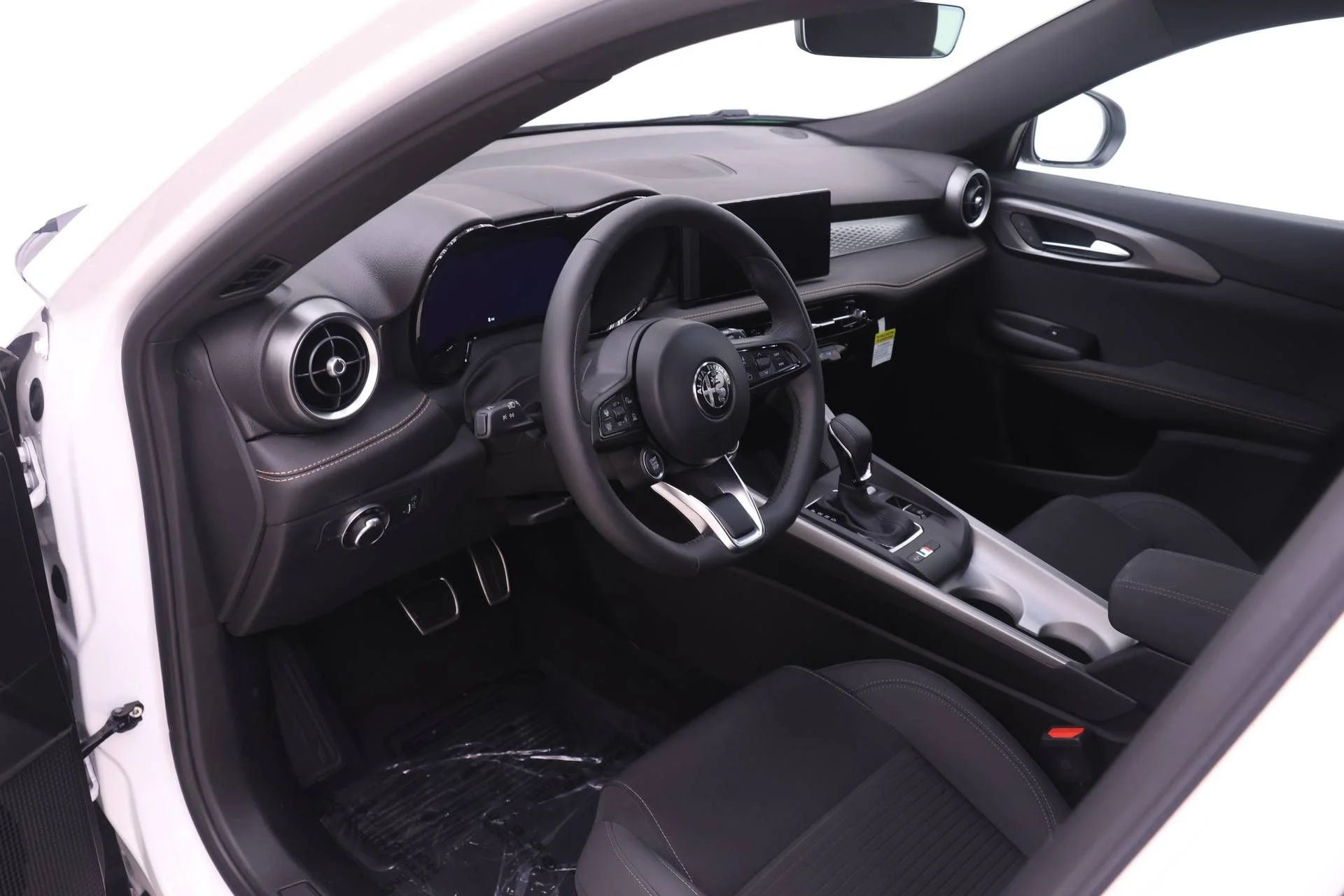 New 2026 Milano White Exterior Paint Alfa Romeo Base image 6